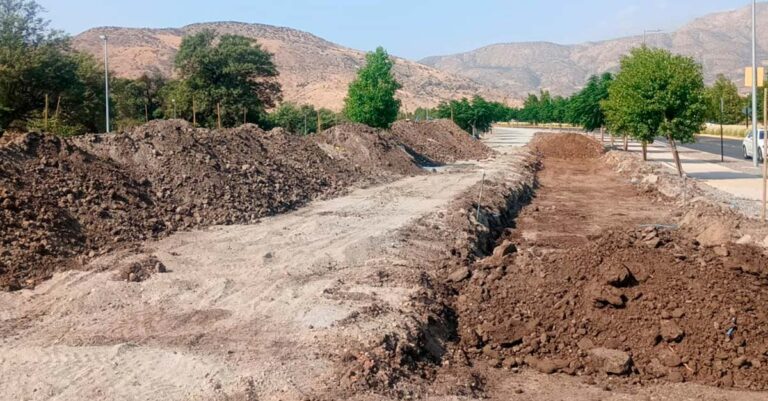 La obra Ciclovía Las Ñipas, consistuye un proyecto de pavimentación asfáltica de ciclovía de más de 450 m2, junto su respectiva señalización y demarcación. Además, la obra contempla la instalación de un refugio de paradero nuevo tipo Colina.